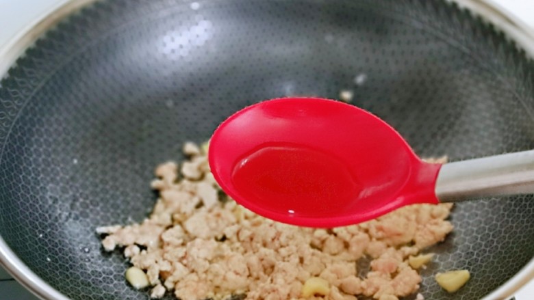 茄子焖面,加入<a style='color:red;display:inline-block;' href='/shicai/ 718'>料酒</a>,翻炒均匀。
