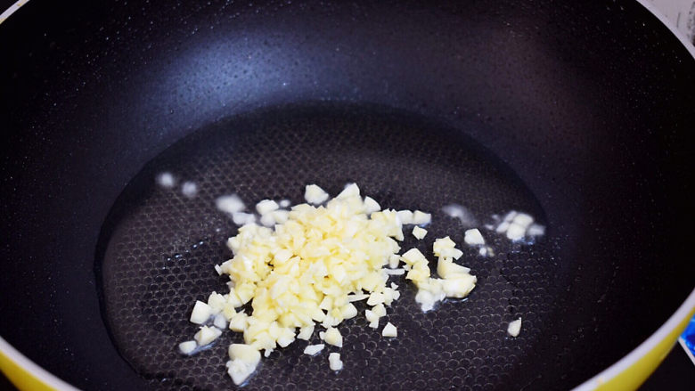 蒜蓉蚝油生菜,另起锅倒入适量的食用油烧热,放入蒜末爆香
