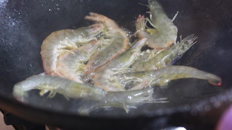 简单易操作吃起来酥脆的油焖大虾,热锅冷油,虾入锅,可沿锅边滑入防止溅油