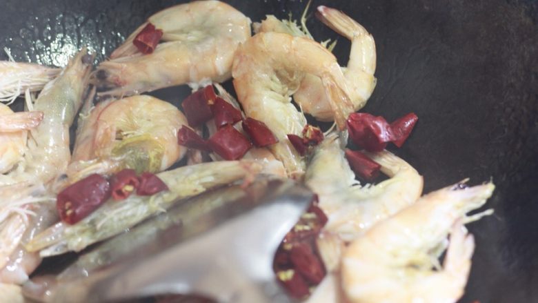 简单易操作吃起来酥脆的油焖大虾,加入红干椒,翻炒