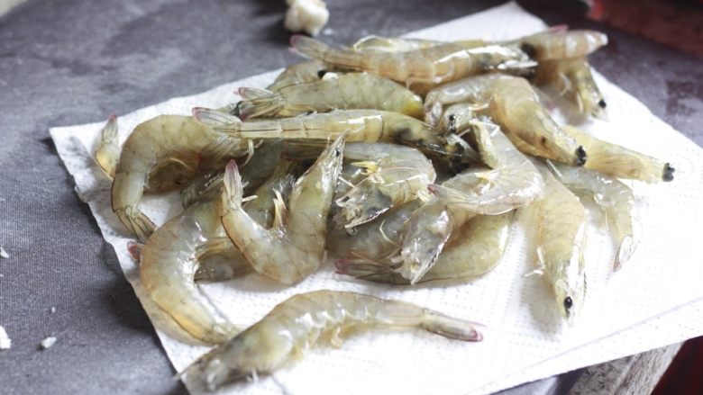 简单易操作吃起来酥脆的油焖大虾,处理好的虾过遍水,放厨房用纸上吸去多余水分