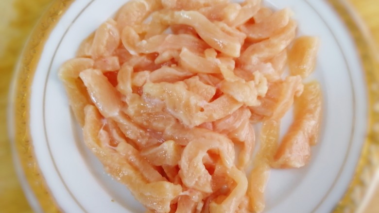 香菇滑鸡粥,<a style='color:red;display:inline-block;' href='/shicai/ 101'>鸡胸肉</a>顺着肉的纹理切条,清水洗净。