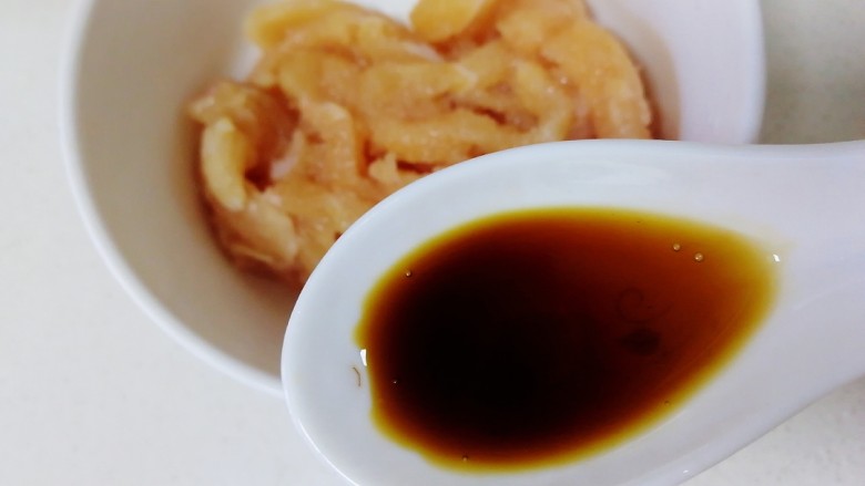 香菇滑鸡粥,半汤匙<a style='color:red;display:inline-block;' href='/shicai/ 788'>生抽</a>,让鸡肉入味。