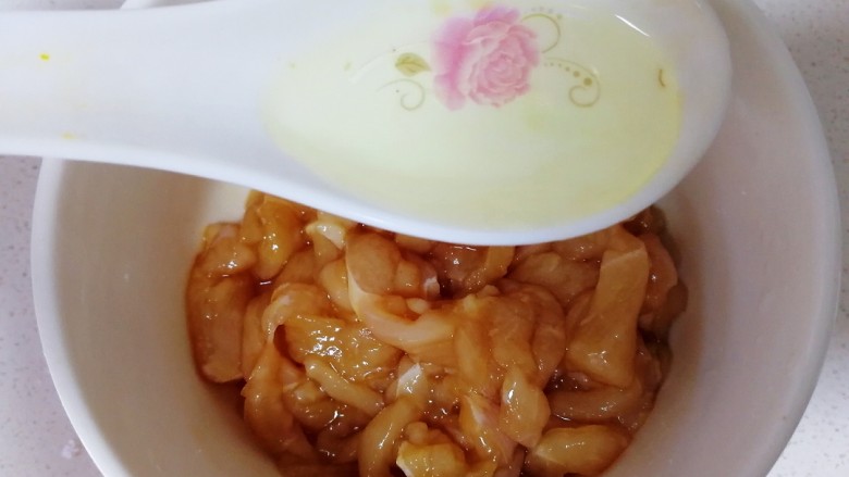 香菇滑鸡粥,半汤匙<a style='color:red;display:inline-block;' href='/shicai/ 140122'>玉米油</a>,搅拌均匀。