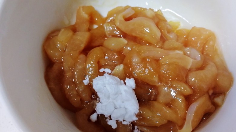 香菇滑鸡粥,放半小勺生粉,让鸡胸肉更嫩滑。