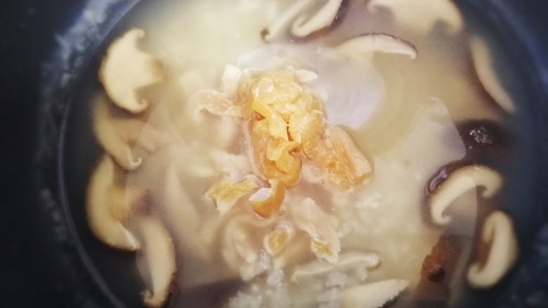 香菇滑鸡粥,粥还剩10分钟煮好的时候,放入腌制好的鸡胸肉。