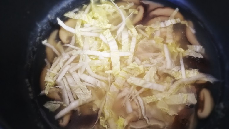 香菇滑鸡粥,放入切好的白菜芯,盖上盖子煮到时间即可。