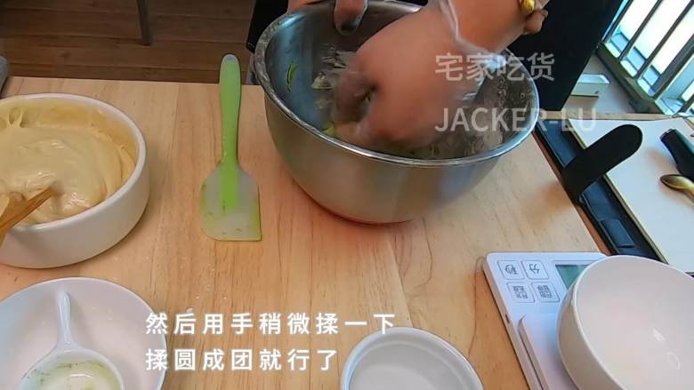 3分钟学一道点心,超有料的抹茶夹心麻薯曲奇,软软糯糯超好吃的点心,刚刚烤好的麻薯曲奇趁热最好吃哦!,然后用手稍微揉一下、揉圆成团就行了。
