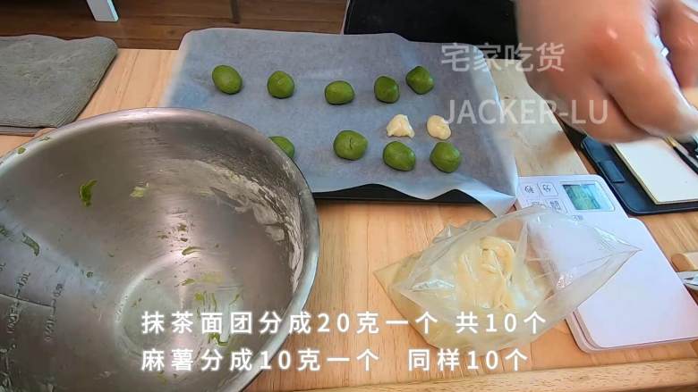 3分钟学一道点心,超有料的抹茶夹心麻薯曲奇,软软糯糯超好吃的点心,刚刚烤好的麻薯曲奇趁热最好吃哦!,把抹茶面团分成20克一个,可以做10个,每个都揉圆。取出准备好的麻薯分成10克一个,同样准备10个。