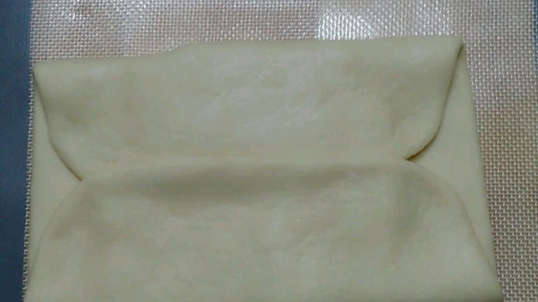 金砖面包,把两边的面片对折,捏实接口处。