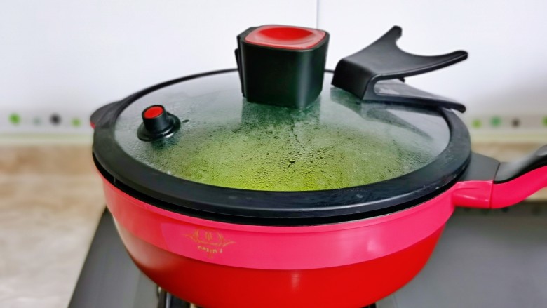 西葫芦炒火腿,盖上盖子,中火焖1分钟。