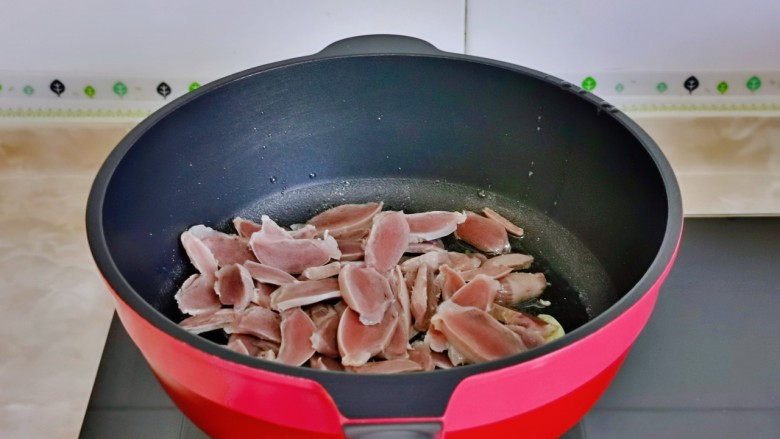 青椒炒鸡胗,起油锅加入蒜炒香,再加入鸡胗。