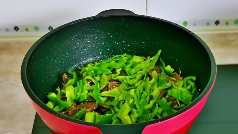 青椒炒鸡胗,加入切好的青椒。