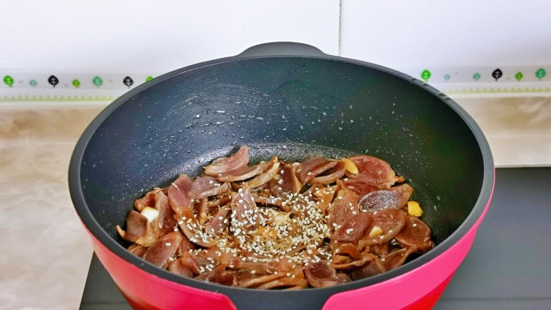 青椒炒鸡胗,加入<a style='color:red;display:inline-block;' href='/shicai/ 716'>孜然</a>,白芝麻快速翻炒。