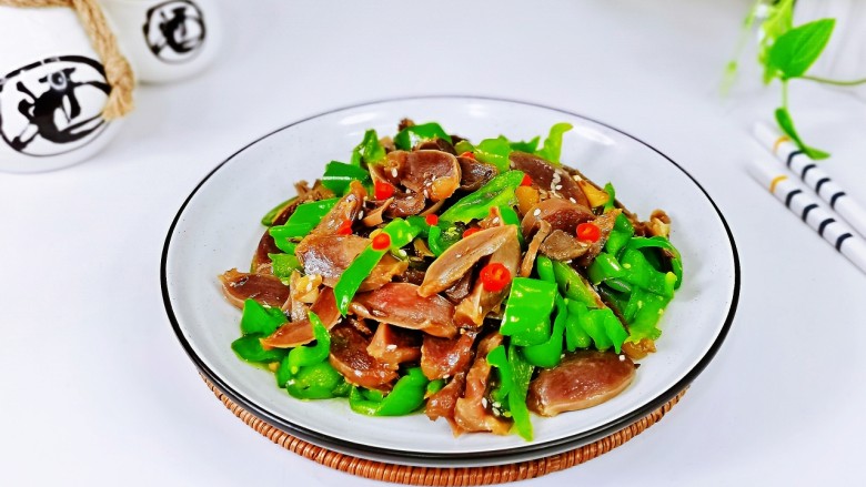 青椒炒鸡胗,盛出装盘,点缀几段<a style='color:red;display:inline-block;' href='/shicai/ 86663'>红辣椒</a>。