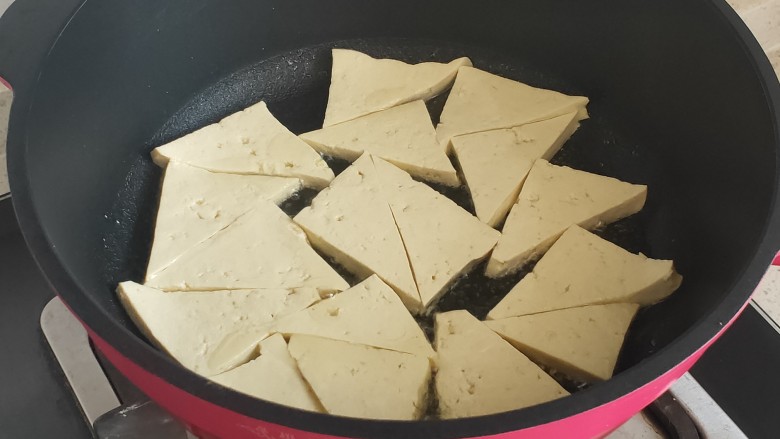 青椒炒豆腐,平底锅中刷油,放入豆腐