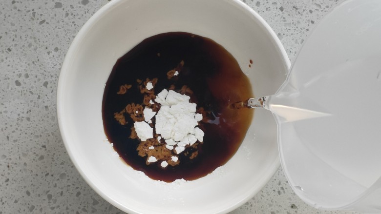 青椒炒豆腐,半碗清水,少许咸盐搅拌均匀备用
