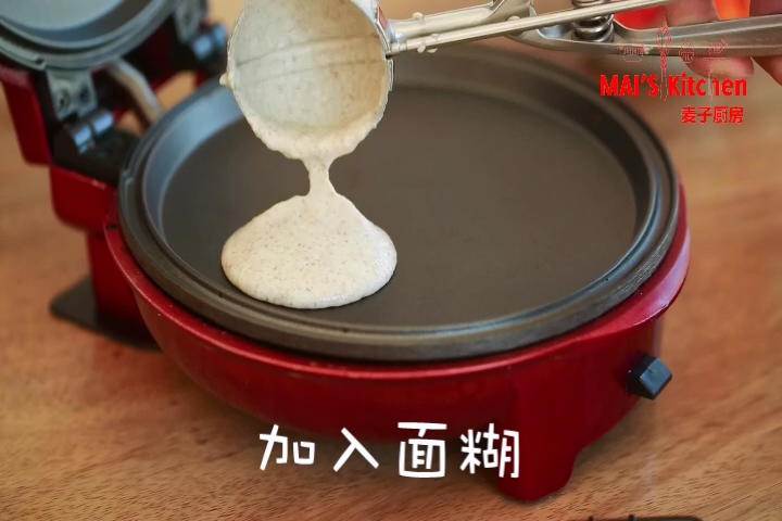 苹果燕麦饼,红锅装上平烤盘预热完成后,使用挖球勺舀入约25g面糊。