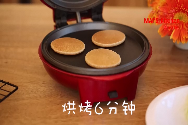 苹果燕麦饼,烘烤6分钟即可取出。