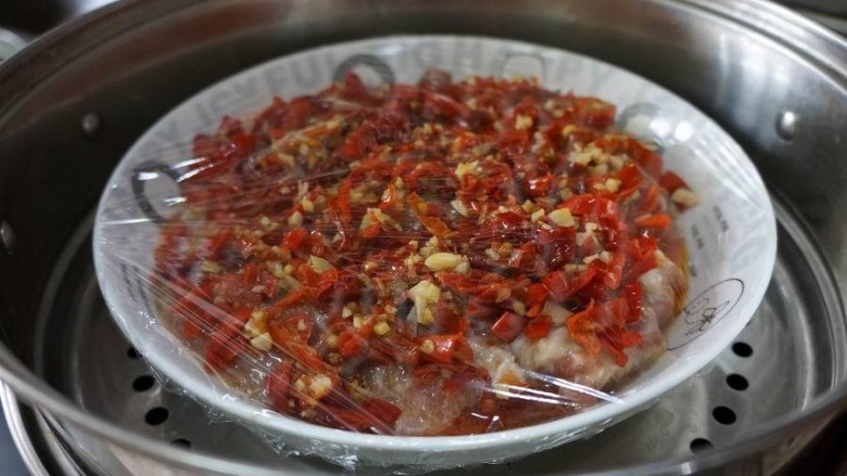 剁椒蒸排骨,第二天上笼蒸,保鲜膜用牙签扎几个小孔,大水蒸50分钟