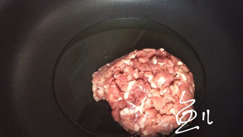 香菇牛肉酱,油锅烧热,放入牛肉丁