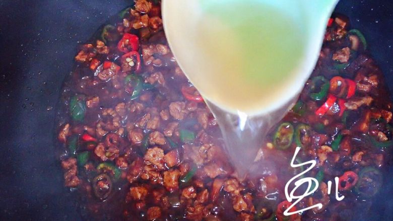 香菇牛肉酱,翻炒均匀,放入<a style='color:red;display:inline-block;' href='/shicai/ 4172'>牛肉汤</a>