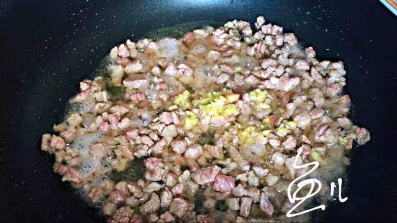 香菇牛肉酱,牛肉丁翻炒变色,放入生姜