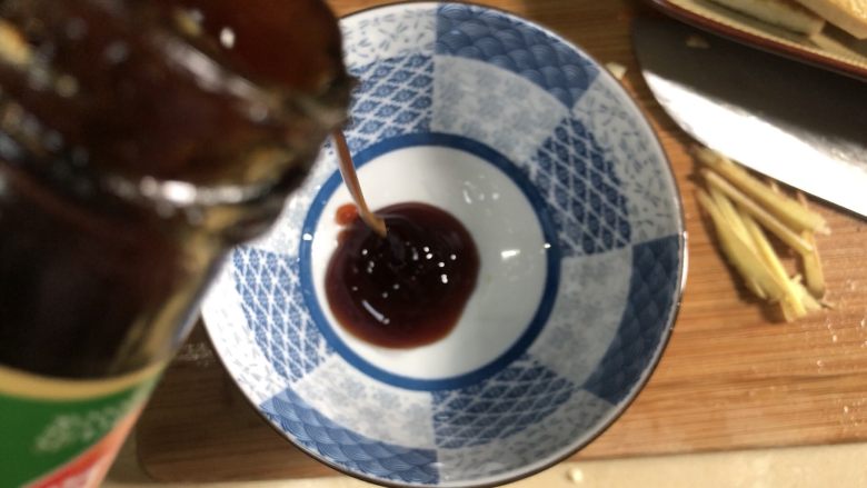 青椒炒豆腐,准备一个碗调汁,蚝油