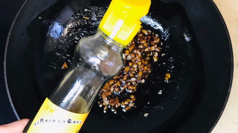 蒜蓉蚝油生菜,起锅前,淋入香油提香
