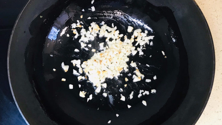 蒜蓉蚝油生菜,转小火,煸炒出蒜香