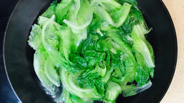 蒜蓉蚝油生菜,翻过来,继续烫好另一面