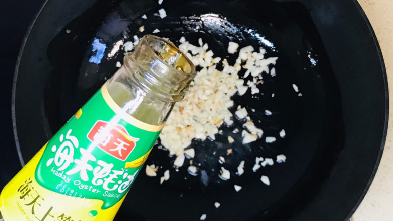 蒜蓉蚝油生菜,倒入蚝油,翻炒均匀