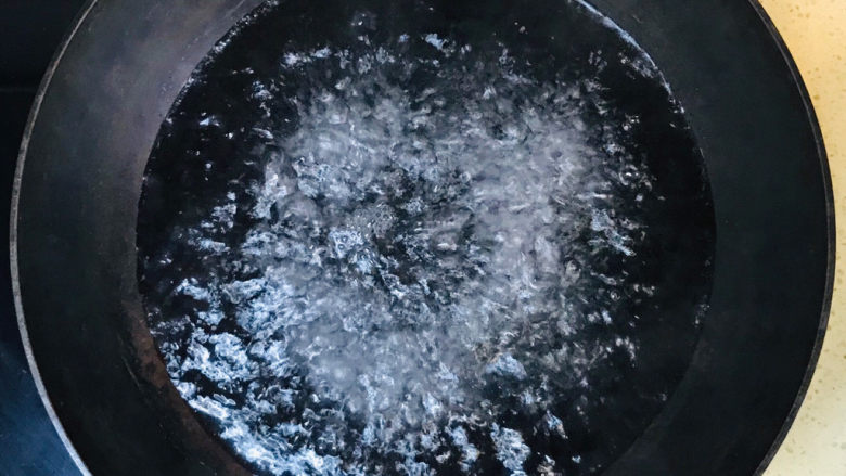 蒜蓉蚝油生菜,锅里加冷水,大火烧开,就可以关火了