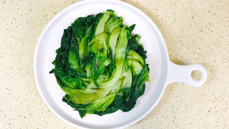 蒜蓉蚝油生菜,捡出来,控干水分,摆盘,生菜叶子向外,转圈摆好