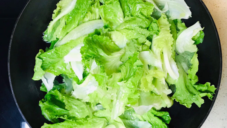 蒜蓉蚝油生菜,将生菜投入热水中,烫一下