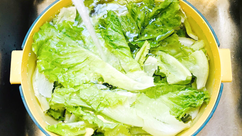 蒜蓉蚝油生菜,全部清洗干净后,加入清水浸泡半小时,去除残留农药