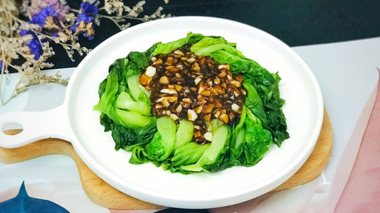 蒜蓉蚝油生菜,浇在生菜上,就可以上桌了