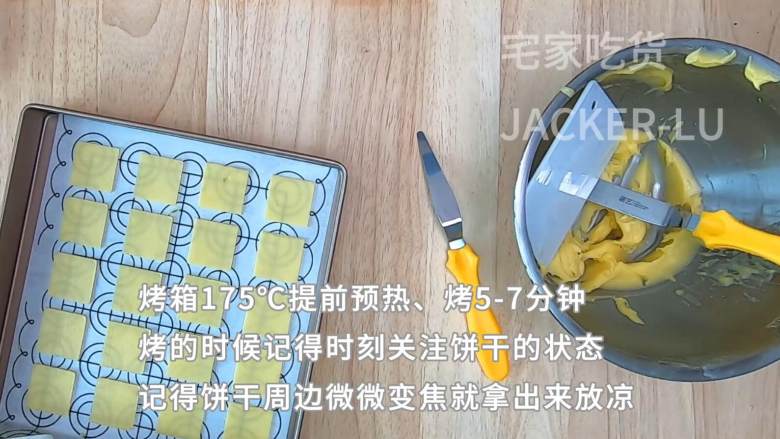 3分钟学一道甜点,巧克力夹心薄饼又称“白色恋人”,入口酥脆,满满甜蜜。,烤箱175℃提前预热,烤5-7分钟。烤的时候记得时刻关注饼干的状态,因为我的模具做出来的饼干厚度很薄,所以特别容易的焦,记得在饼干周边微微变焦就可以拿出来了。