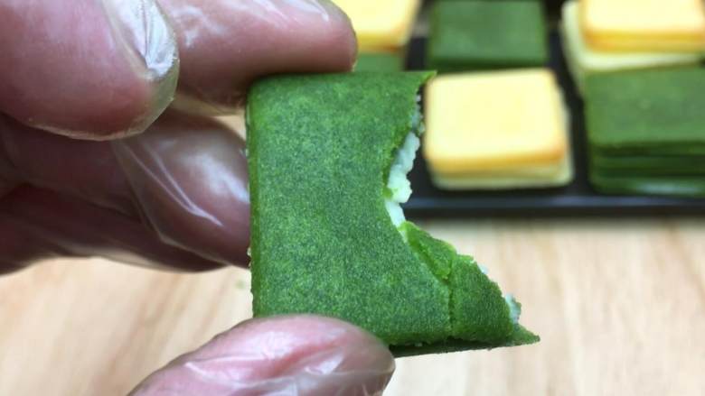 3分钟学一道甜点,巧克力夹心薄饼又称“白色恋人”,入口酥脆,满满甜蜜。,抹茶饼干的夹心用的是纯巧克力馅料哦O(∩_∩)O