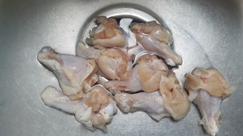 鸡腿炖土豆,鸡腿用水浸泡半小时,清洗干净