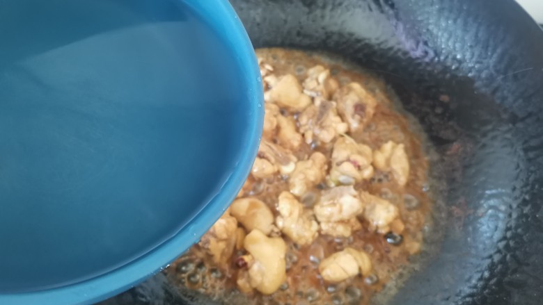 鸡腿炖土豆,倒入没过鸡腿的开水,大火烧开转中火烧5分钟