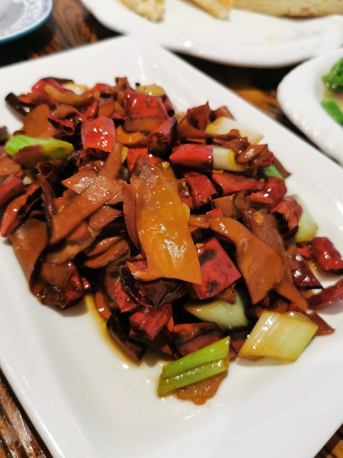 松茸一森林里珍贵的菌子【附6种做法】,辣椒火腿炒松茸:
松茸片100克,云南诺邓火腿50克,干辣椒、葱、蒜、酱油、香油、淀粉适量。
锅烧水加油下火腿片汆水去掉盐渍,锅至净留底油下姜蒜片、青红尖椒粒、火腿炒香,下松茸菌翻炒加少量酱油调味,下大葱段,湿淀粉收汁淋明油、香油,撒葱节出锅装盘即可。