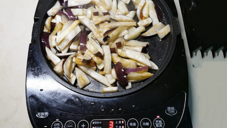 茄子焖面,放入煎烤机 煎至有轻微焦黄色