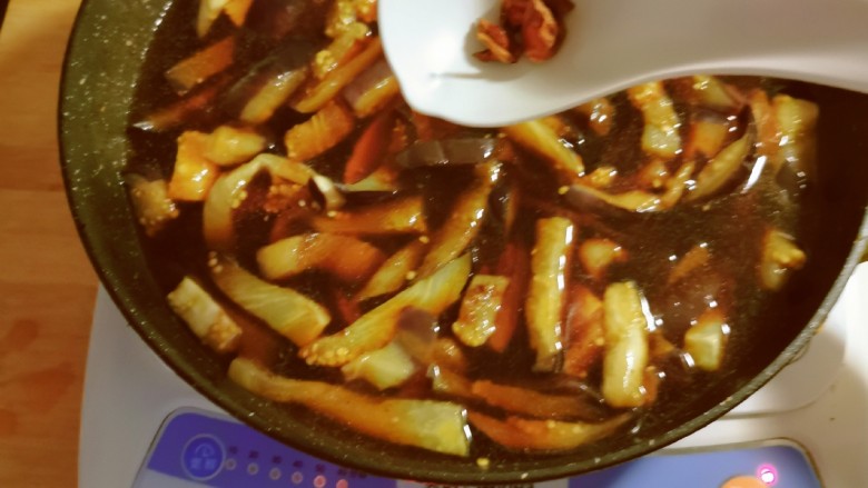 茄子焖面,放入<a style='color:red;display:inline-block;' href='/shicai/ 695'>八角</a>增香 煮开
