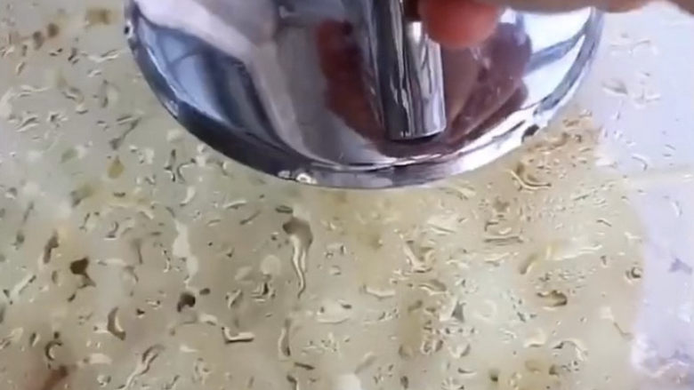 茄子焖面,盖上盖,小火焖五分钟