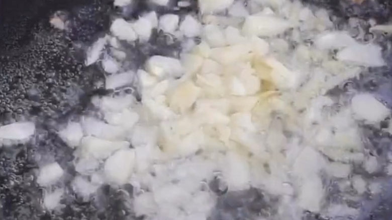 茄子焖面,起锅烧油,加入葱姜蒜爆香