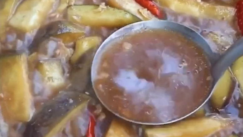 茄子焖面,水煮开后,舀出一半碗汤出来备用