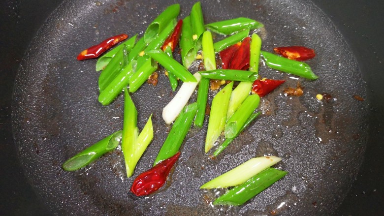 莴笋炒腊肉,利用腊肉里面煎出来油,炒香小葱和干红辣椒。
