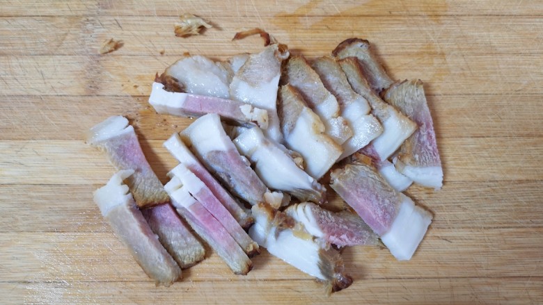 莴笋炒腊肉,<a style='color:red;display:inline-block;' href='/shicai/ 436'>腊肉</a>用水煮一下晾凉,切成片。