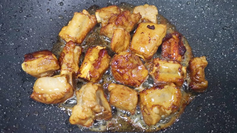 海带炖排骨,不粘锅内倒适量的食用油,加入<a style='color:red;display:inline-block;' href='/shicai/ 10588'>糖</a>中火炒至琥珀色,下入排骨翻炒上色。